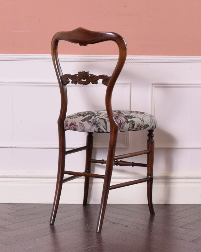 サロンチェア　アンティーク チェア　脚の先まで美しいアンティークの英国椅子、ローズウッド材のバルーンバックチェア 。アンティークらしく、流行を追わずに長く使えるデザイン。(k-1154-c)