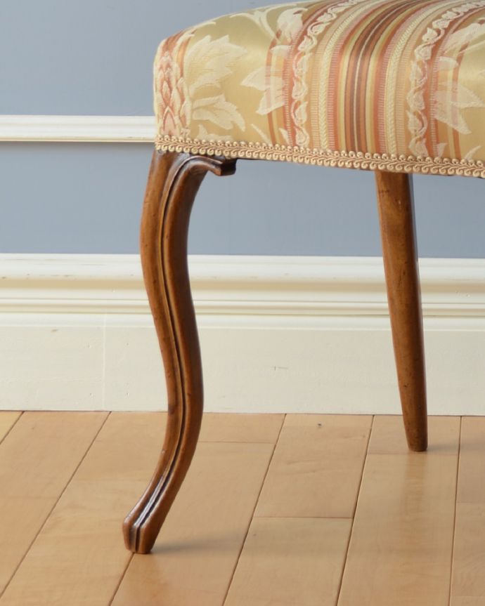 サロンチェア　アンティーク チェア　高級感ある英国アンティーク椅子、ウォルナット材のバルーンバックチェア。床を滑らせて移動出来ますHandleではアンティークチェアの脚の裏にフェルトキーパーをお付けしています。(k-1155-c)