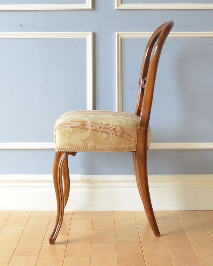 サロンチェア　アンティーク チェア　高級感ある英国アンティーク椅子、ウォルナット材のバルーンバックチェア。気品の感じられる横顔グルッと360度どの角度から見ても優雅で気品のあるフォルムです。(k-1155-c)