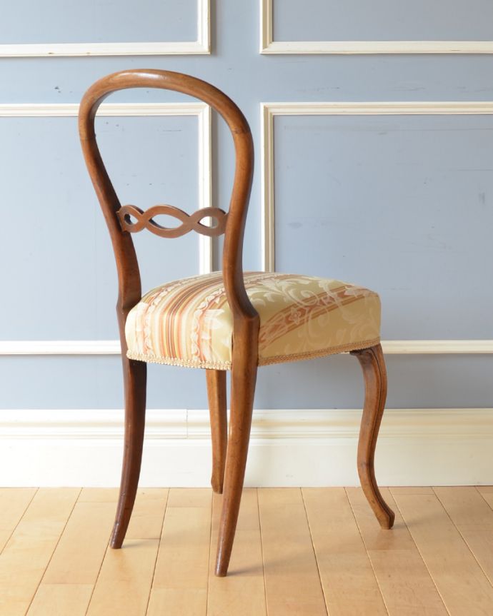 サロンチェア　アンティーク チェア　高級感ある英国アンティーク椅子、ウォルナット材のバルーンバックチェア。優雅な後ろ姿にうっとり･･･うっとりするほど優雅な後ろ姿。(k-1155-c)