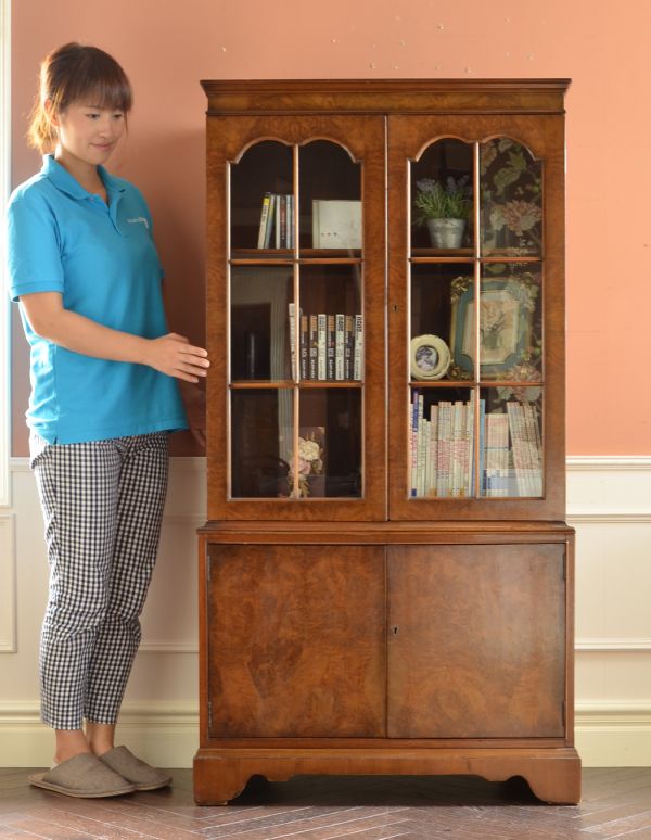 アンティークのキャビネット　アンティーク家具　英国からのアンティーク家具、ガラス扉のブックケース（本棚）。本棚としてはもちろん、グラスや食器を並べて飾り棚としても素敵ですよ。(k-1157-f)