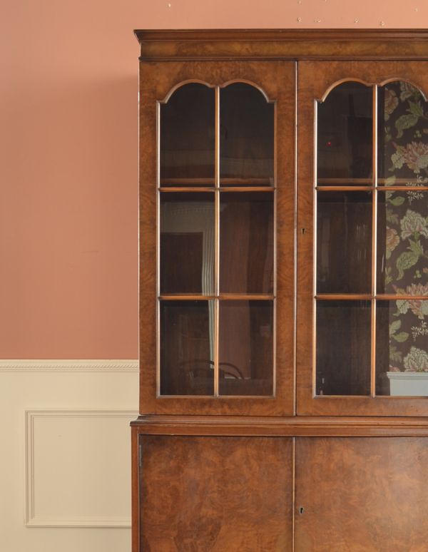アンティークのキャビネット　アンティーク家具　英国からのアンティーク家具、ガラス扉のブックケース（本棚）。大きなガラスも当時のもの。(k-1157-f)