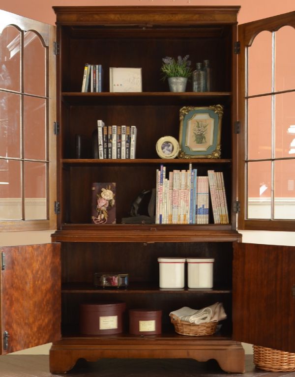 アンティークのキャビネット　アンティーク家具　英国からのアンティーク家具、ガラス扉のブックケース（本棚）。二枚扉の奥はたっぷり収納。(k-1157-f)