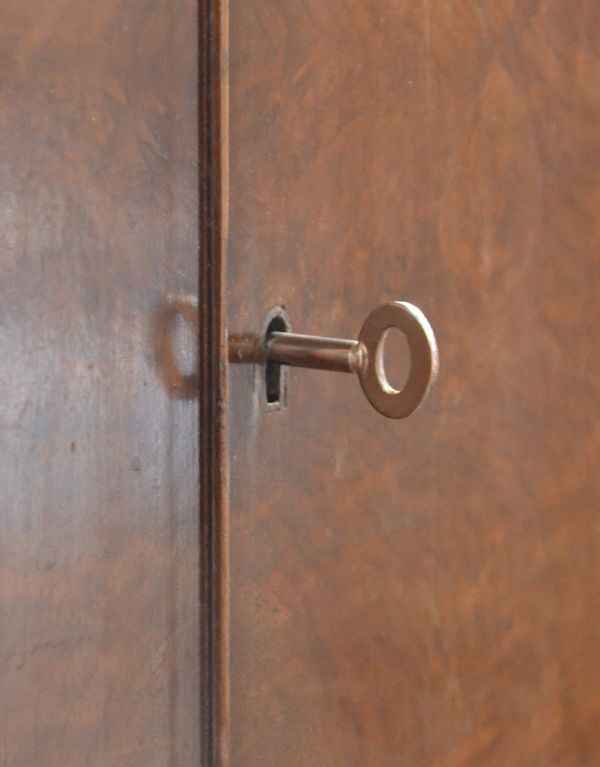 アンティークのキャビネット　アンティーク家具　英国からのアンティーク家具、ガラス扉のブックケース（本棚）。ガラス扉、下の木製扉、どちらの扉にも鍵穴があります。(k-1157-f)