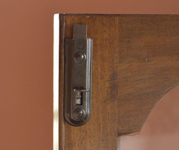 アンティークのキャビネット　アンティーク家具　英国からのアンティーク家具、ガラス扉のブックケース（本棚）。上の扉内には、ドアストッパーが上下２ヶ所に付いています。(k-1157-f)