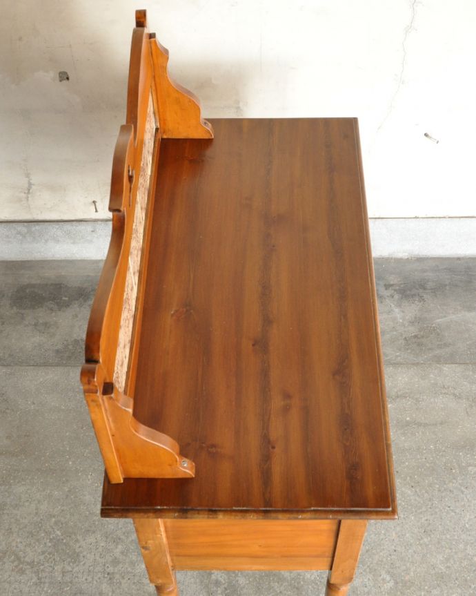 サイドボード　アンティーク家具　英国からの輸入家具、アンティークのウォッシュハンドスタンド。天然木タイプで使いやすい天板デスクなどの家具として使いやすい木製タイプの天板。(k-1161-f)