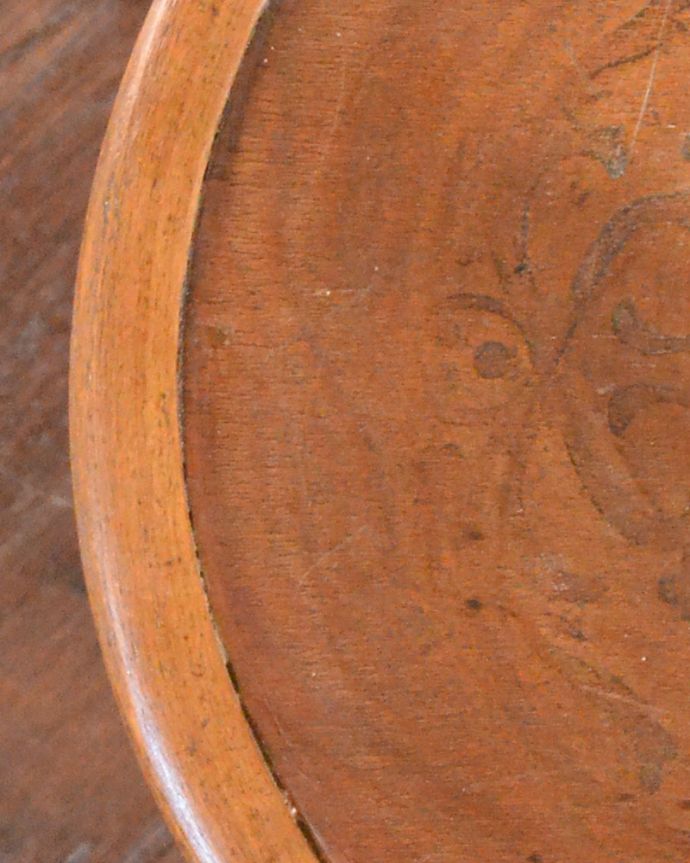 ダイニングチェア　アンティーク チェア　背もたれの模様がキレイなベントウッドチェア、英国で見つけたアンティーク椅子。角が丸く作られているので、小さいお子様がいるご家庭でも安心です。(k-1170-c)