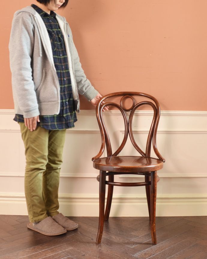 ベントウッドチェア　アンティーク チェア　エンジェルラインのベントウッドチェア、イギリスのアンティーク椅子。この落ち着いた色は男性にもオススメ！書斎やダイニングテーブルと上品でかっろいい雰囲気にも見えます。(k-1171-c)