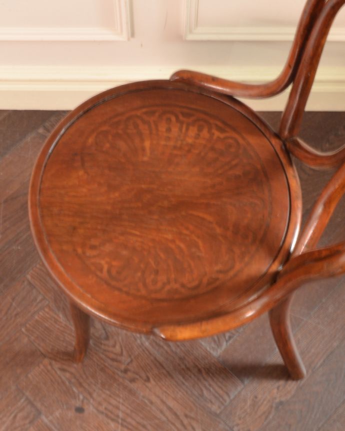 ベントウッドチェア　アンティーク チェア　エンジェルラインのベントウッドチェア、イギリスのアンティーク椅子。座面にはさりげなく美しい模様が描かれています。(k-1171-c)