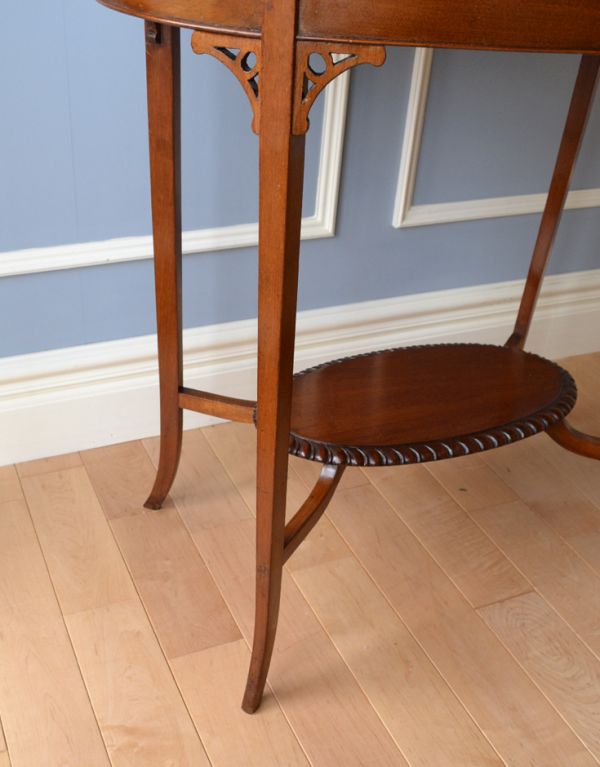 ロイドテーブル　アンティーク家具　脚がキレイな英国アンティーク家具、オケージョナルテーブル。細い脚先が繊細でステキ。(k-1172-f)