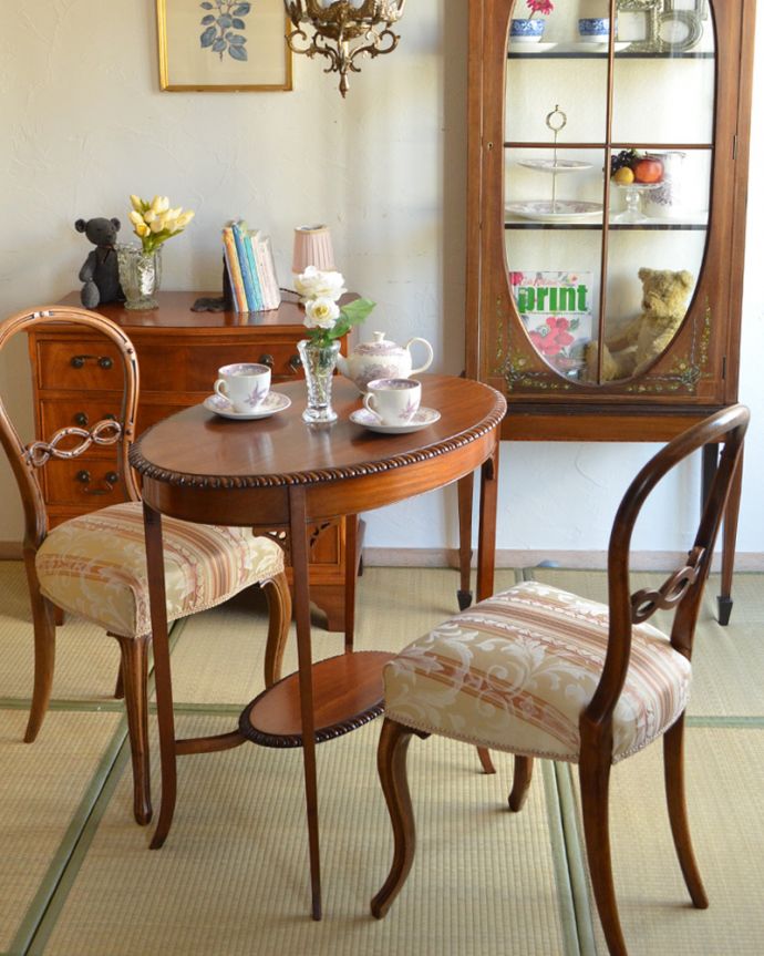 ロイドテーブル　アンティーク家具　脚がキレイな英国アンティーク家具、オケージョナルテーブル。いろんな使い方が出来る、便利で優雅なテーブル置くだけで雰囲気をよくしてくれるオケージョナルテーブル。(k-1172-f)