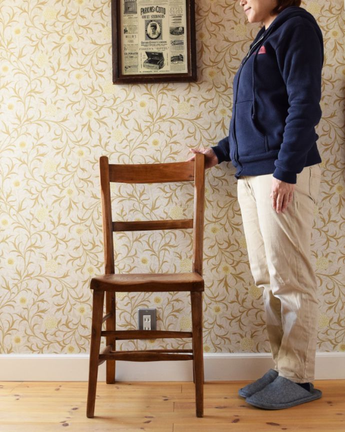 チャーチチェア　アンティーク チェア　素朴な姿がとても愛らしいアンティークの椅子、木製のチャペルチェア。シンプルなデザインなので合わせやすいですよ！足元の桟は昔、荷物置き場に使われていたもの。(k-1176-c)