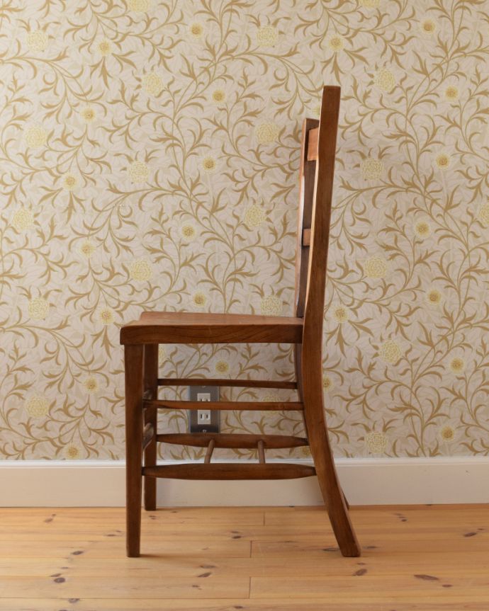 チャーチチェア　アンティーク チェア　素朴な姿がとても愛らしいアンティークの椅子、木製のチャペルチェア。シンプルでとっても可愛いチャーチチェアです。(k-1176-c)