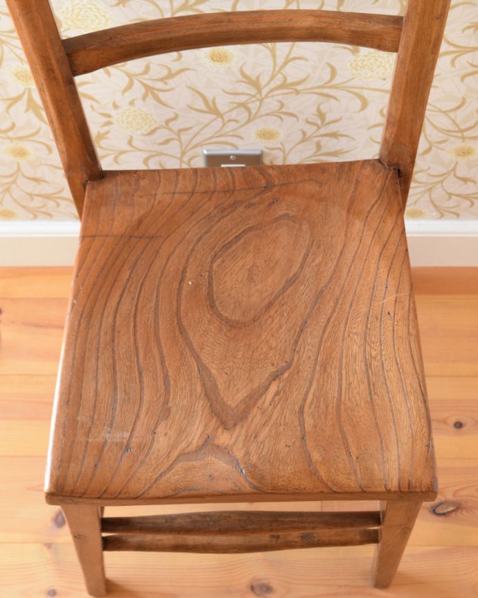 チャーチチェア　アンティーク チェア　素朴な姿がとても愛らしいアンティークの椅子、木製のチャペルチェア。座面には、座ぐりと言って、長時間座ってお話を聞いてもラクなようにお尻の形に彫が入っています。(k-1176-c)