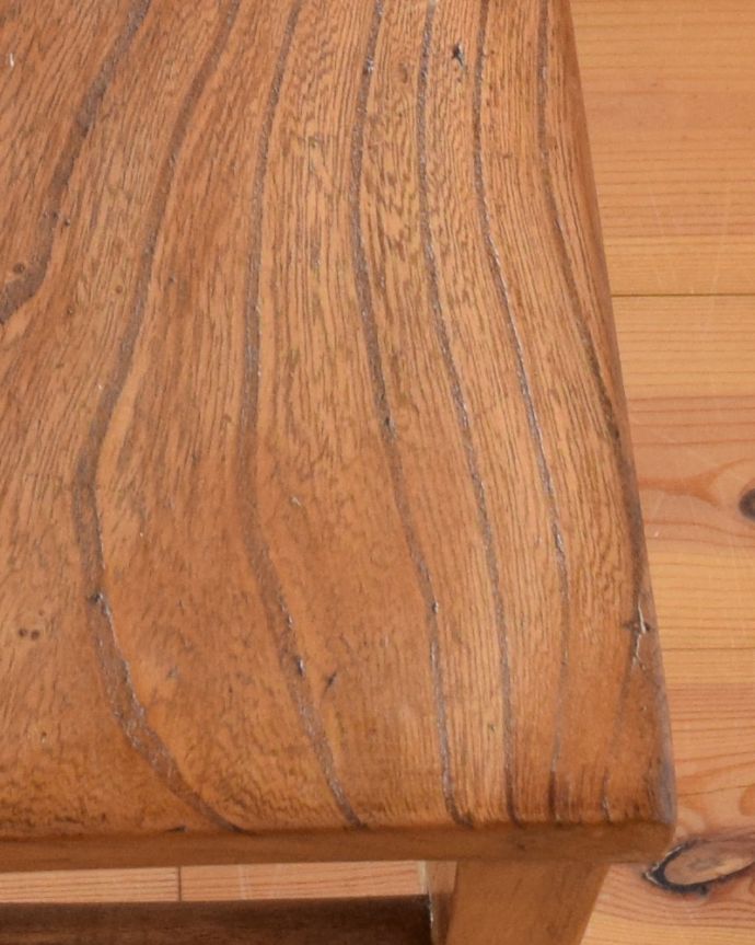 チャーチチェア　アンティーク チェア　素朴な姿がとても愛らしいアンティークの椅子、木製のチャペルチェア。キズや汚れ、木目や色は1脚1脚微妙に違いますが、どれもキレイに仕上げています。(k-1176-c)