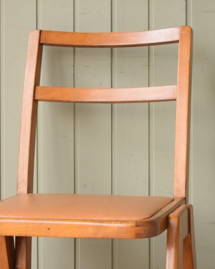 英国から届いたシンプルなデザインの椅子、アンティークのスクール