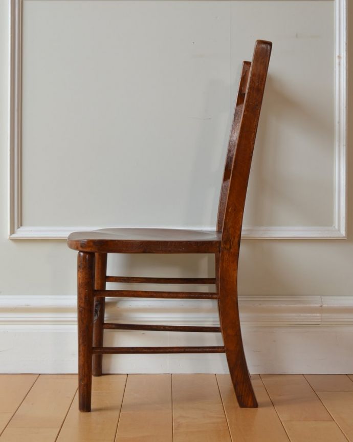 キッチンチェア　アンティーク チェア　英国アンティークの子ども椅子、ナチュラルで可愛いチャイルドチェア。横から見ても可愛い もちろん、横顔だって可愛いんです。(k-1182-c)