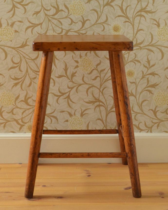 スツール・オットマン　アンティーク チェア　イギリスから到着したアンティークの椅子、ナチュラルカラーのシンプルな木製スツール。脚もしっかり組まれているのがわかります。(k-1185-c)