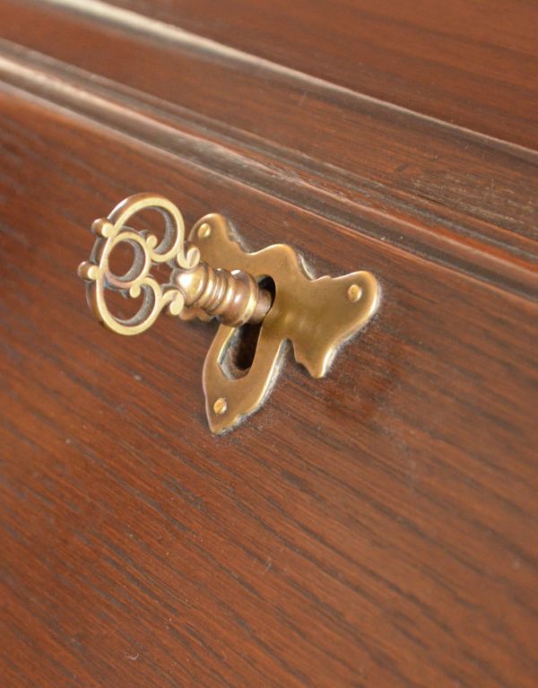 ビューロー　アンティーク家具　英国のアンティーク家具、オーク材のステキなビューロー。ビューローの取っ手は鍵です。(k-1188-f)