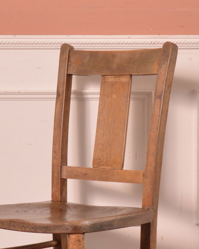 キッチンチェア　アンティーク チェア　イギリス輸入のアンティーク椅子、置いてあるだけで可愛いサイズのチャイルドチェア。アンティークは新品ではないので、年月を経て、キズや汚れが付き、風合いが増しています。(k-1189-c)