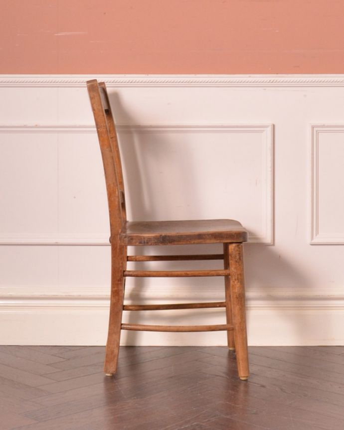 キッチンチェア　アンティーク チェア　イギリス輸入のアンティーク椅子、置いてあるだけで可愛いサイズのチャイルドチェア。しっかりと支えてくてる背もたれの角度は、長く座っていても疲れません。(k-1189-c)