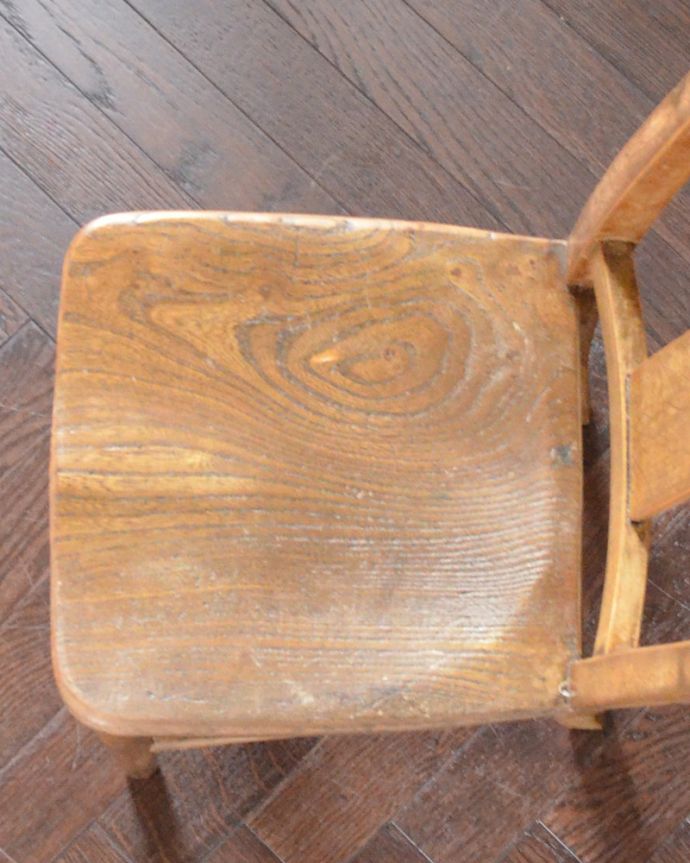 キッチンチェア　アンティーク チェア　イギリス輸入のアンティーク椅子、置いてあるだけで可愛いサイズのチャイルドチェア。座面には、座ぐりと言って、長時間座ってお話を聞いてもラクなようにお尻の形に彫が入っています。(k-1189-c)