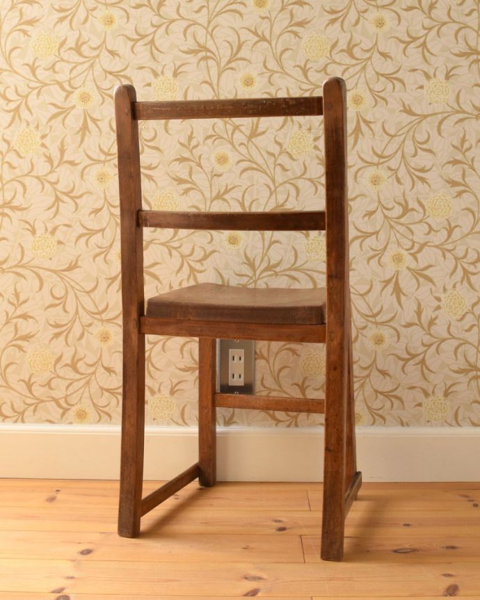 キッズ・チャイルドチェア　アンティークチェア・椅子　イギリスアンティークの子ども椅子、ナチュラルな木製のチャイルドチェア　後ろから見ても、やっぱり可愛い！新品ではない経年変化によるキズが、あたたかさを増してくれます。(k-1190-c)