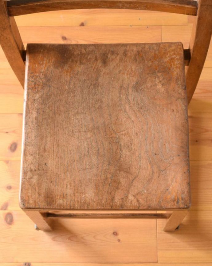 キッズ・チャイルドチェア　アンティークチェア・椅子　イギリスアンティークの子ども椅子、ナチュラルな木製のチャイルドチェア　座面の彫りも一人前板座に施された座繰り。(k-1190-c)