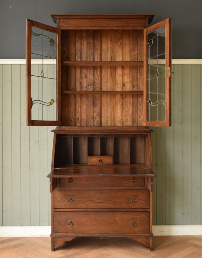 ビューロー　アンティーク家具　ステンドグラス入りのアンティーク家具、英国のビューローブックケース（本棚とデスク） 。飾り棚の棚板は２枚。(k-1190-f-1)