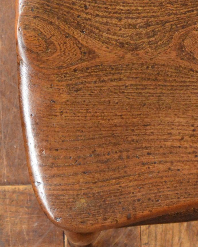 キッチンチェア　アンティーク チェア　背もたれの装飾が可愛いアクセント、イギリスのアンティークチェア。板座のチェアは、木の温もりが感じられるので、木の家具が好きと言う方にかなりオススメです！。(k-1192-c)