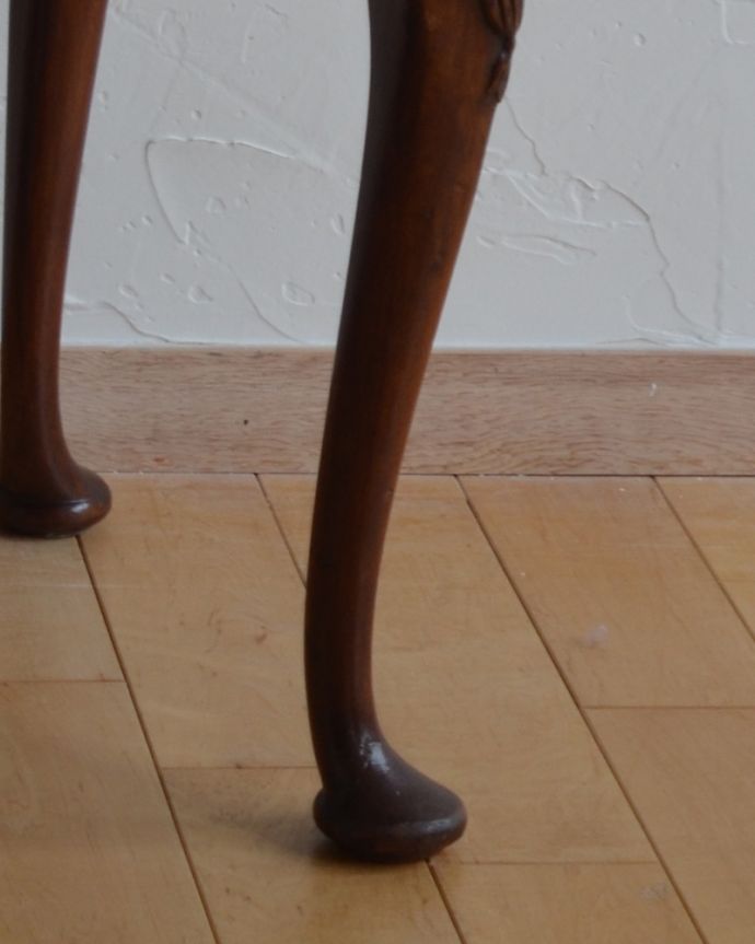 パッドフット　アンティーク チェア　マホガニー材のピアノスツール、気品漂うアンティーク英国家具。スラっと長い脚。(k-1196-c)