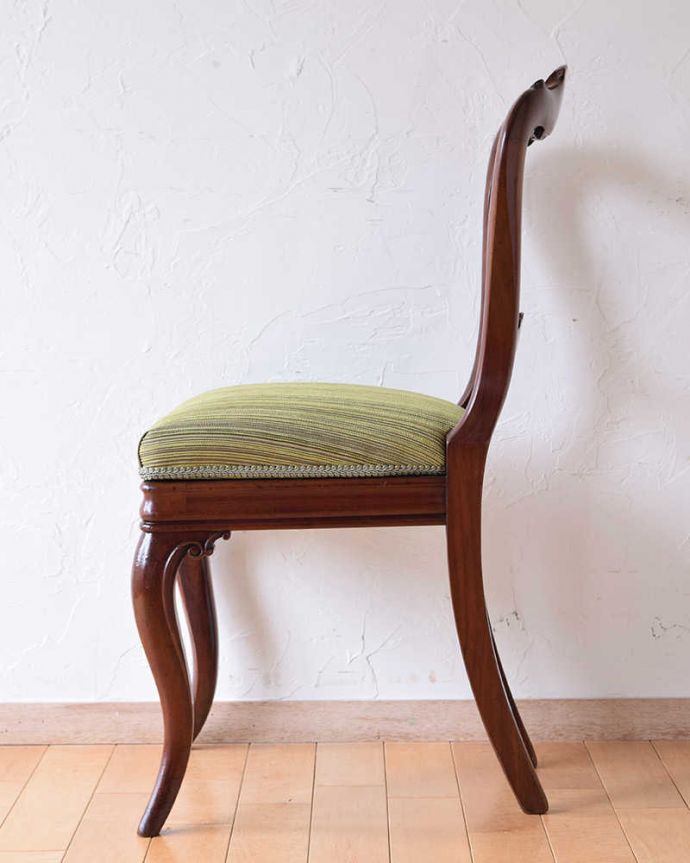 英国から届いたバルーンバックチェア、マホガニー材のアンティーク椅子 