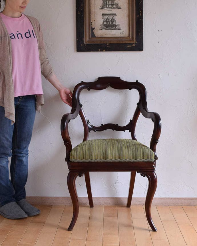 マホガニー材のアンティーク椅子、イギリスのアーム付きバルーンバックチェア(k-1202-c)｜アンティークチェア・椅子
