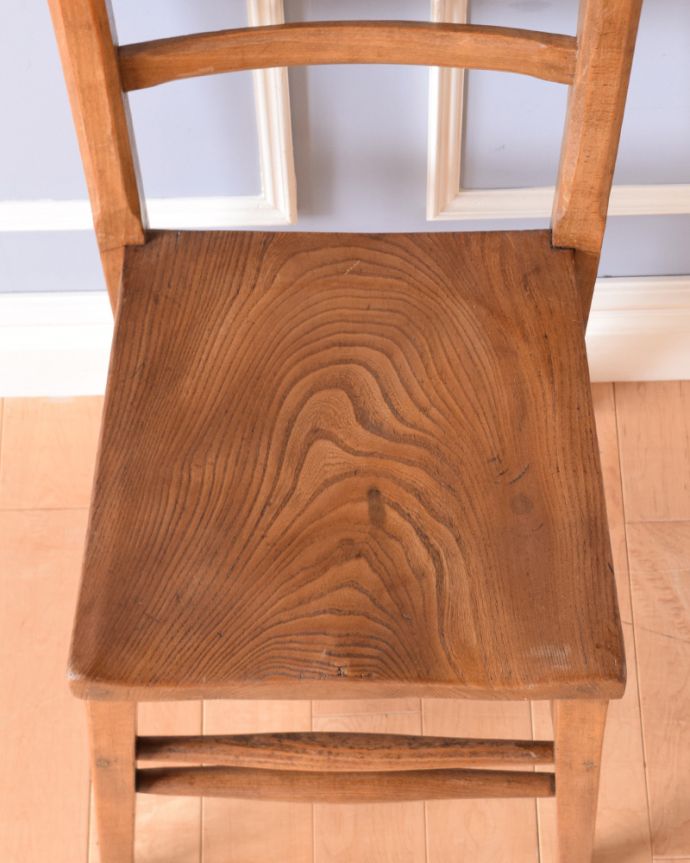 ダイニングチェア　アンティーク チェア　イギリス輸入のナチュラルな椅子、アンティークのチャペルチェア。座面には、座ぐりと言って、長時間座ってお話を聞いてもラクなようにお尻の形に彫が入っています。(k-1209-c)