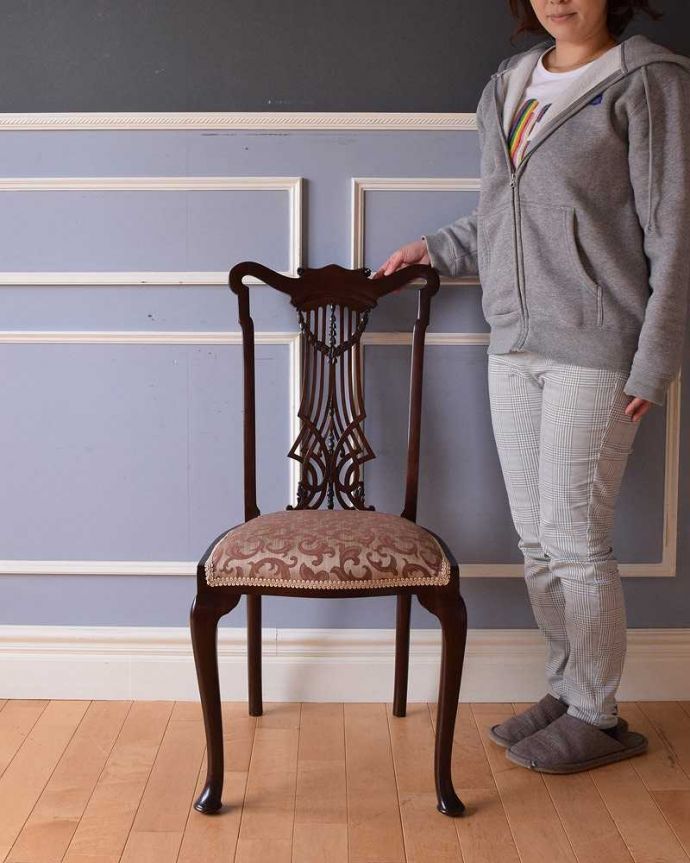 サロンチェア　アンティーク チェア　布張りの英国アンティークチェア、豪華な彫りの美しいサイドチェア。座るためだけじゃなく見て楽しむ椅子上質な雰囲気が漂うアンティークのサロンチェアは、座るためだけの椅子ではありません。(k-1210-c)