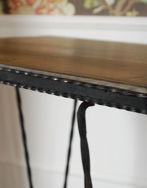 ロイドテーブル　アンティーク家具　フランスアンティーク、アイアンのコンソールテーブル。ツイストされたアイアンで天板も縁取られています。(k-1210-f)