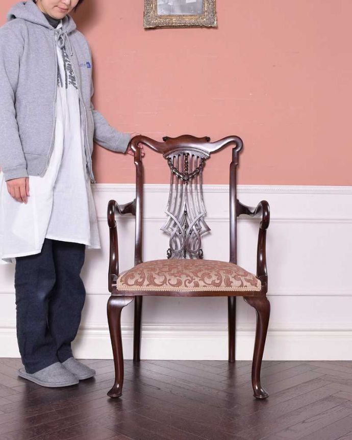 サロンチェア　アンティーク チェア　背もたれの彫の美しさにうっとりする、優雅な英国アンティークのアームチェア。座るためだけじゃなく見て楽しむ椅子上質な雰囲気が漂うアンティークのサロンチェアは、座るためだけの椅子ではありません。(k-1211-c)