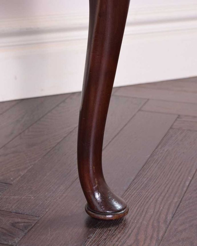 サロンチェア　アンティーク チェア　背もたれの彫の美しさにうっとりする、優雅な英国アンティークのアームチェア。床を滑らせて移動出来ますHandleではアンティークチェアの脚の裏にフェルトキーパーをお付けしています。(k-1211-c)