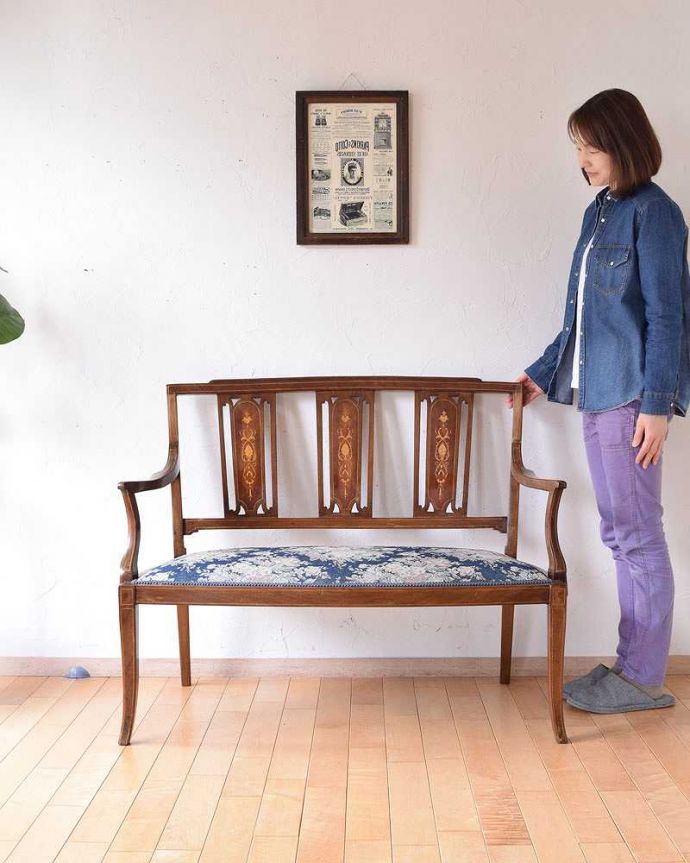 セティ・ソファ・ベンチ　アンティーク チェア　イギリスの優雅なアンティークチェア、背もたれの装飾がとても美しいセティ。飾っても使っても楽しめる椅子です。(k-1216-c)