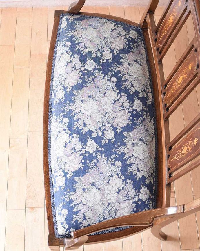 セティ・ソファ・ベンチ　アンティーク チェア　イギリスの優雅なアンティークチェア、背もたれの装飾がとても美しいセティ。すわり心地がいい座面。(k-1216-c)