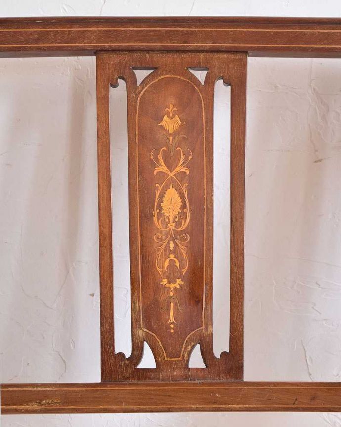 セティ・ソファ・ベンチ　アンティーク チェア　イギリスの優雅なアンティークチェア、背もたれの装飾がとても美しいセティ。隅々まで装飾が施されたデザインです。(k-1216-c)