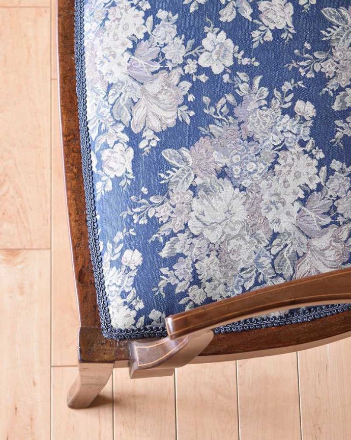 セティ・ソファ・ベンチ　アンティーク チェア　イギリスの優雅なアンティークチェア、背もたれの装飾がとても美しいセティ。チェアのデザインをより高級感のある雰囲気に魅せてくれる生地。(k-1216-c)
