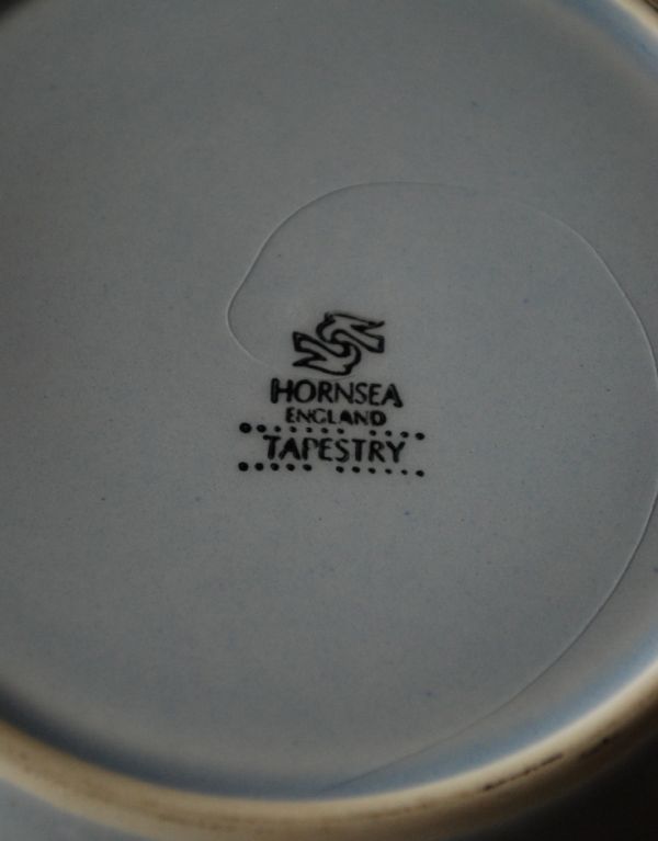 Hornsea（ホーンジー）　アンティーク雑貨　ホーンジー社、TAPESTRY「タペストリー」シリーズ、カップ＆ソーサーセット。裏側には品質の証ひっくり返して見ると、こんな感じのポーセリンマークを見つけることが出来ます。(k-1216-z)