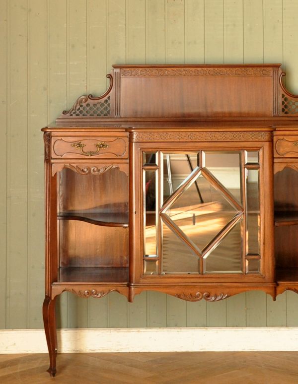 アンティークのキャビネット　アンティーク家具　豪華なアンティーク家具、マホガニー材を使った英国テイストのキャビネット（飾り棚）。高級感のある木製家具の味わいを存分に活かしつつキレイにお直ししました。(k-1217-f)