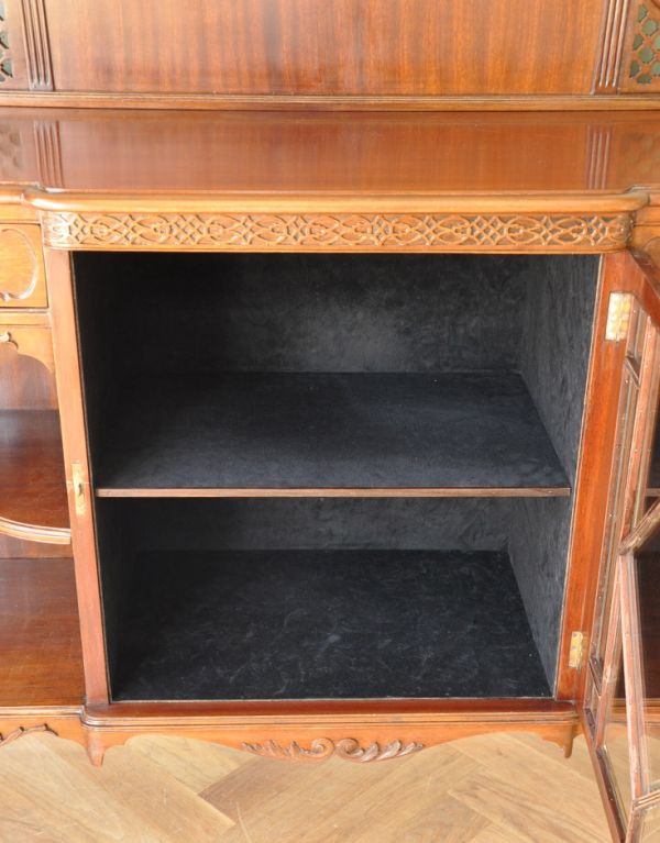 アンティークのキャビネット　アンティーク家具　豪華なアンティーク家具、マホガニー材を使った英国テイストのキャビネット（飾り棚）。扉の中はフェルト貼りになっています。(k-1217-f)