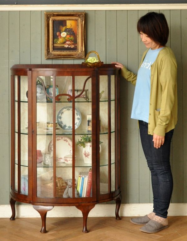 イギリスのアンティーク家具、上品なハーフムーンのガラスキャビネット（飾り棚）