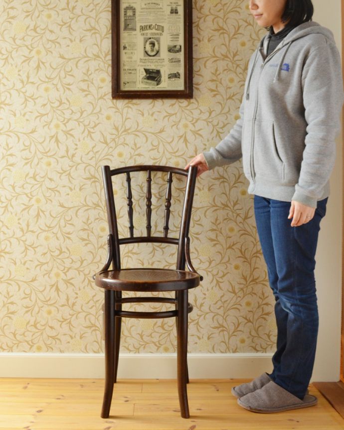 ベントウッドチェア　アンティーク チェア　伝統的なアンティークの英国椅子、背もたれがお洒落なベントウッドチェア（バンブー）。ベントウッドチェアならではの持ち運びのし易さで、書斎やダイニングテーブルと使う場所も自由自在です。(k-1224-c)