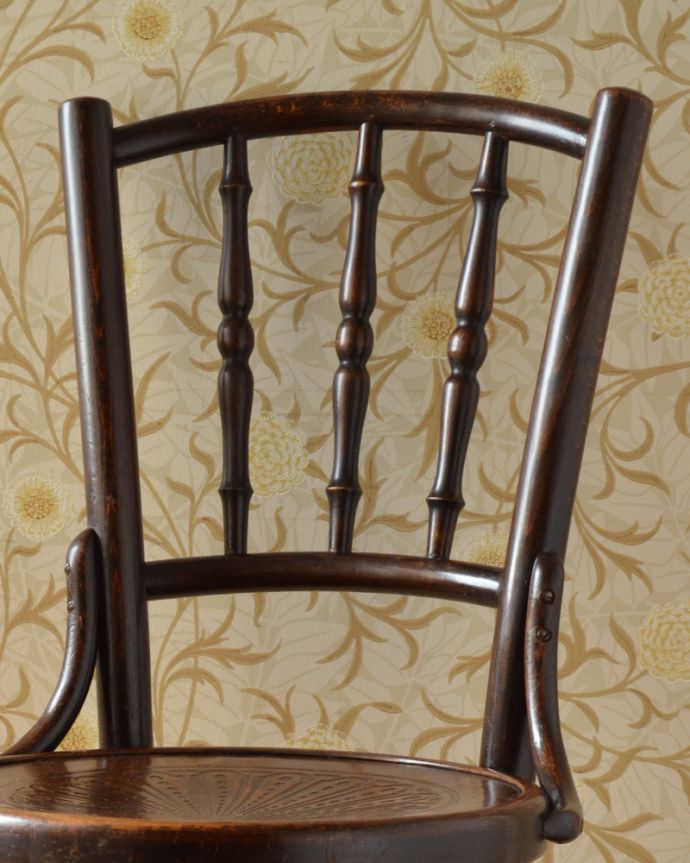 ベントウッドチェア　アンティーク チェア　伝統的なアンティークの英国椅子、背もたれがお洒落なベントウッドチェア（バンブー）。キズや汚れ、木目や色は1脚1脚微妙に違いますが、どれもキレイに仕上げています。(k-1224-c)