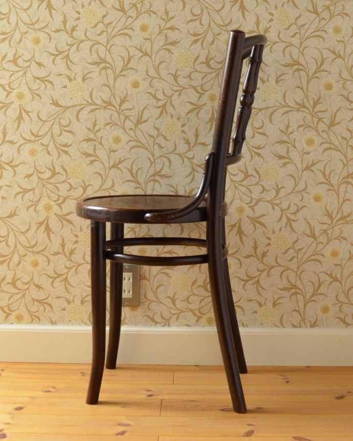 ベントウッドチェア　アンティーク チェア　伝統的なアンティークの英国椅子、背もたれがお洒落なベントウッドチェア（バンブー）。スッキリとキレイなシルエット。(k-1224-c)