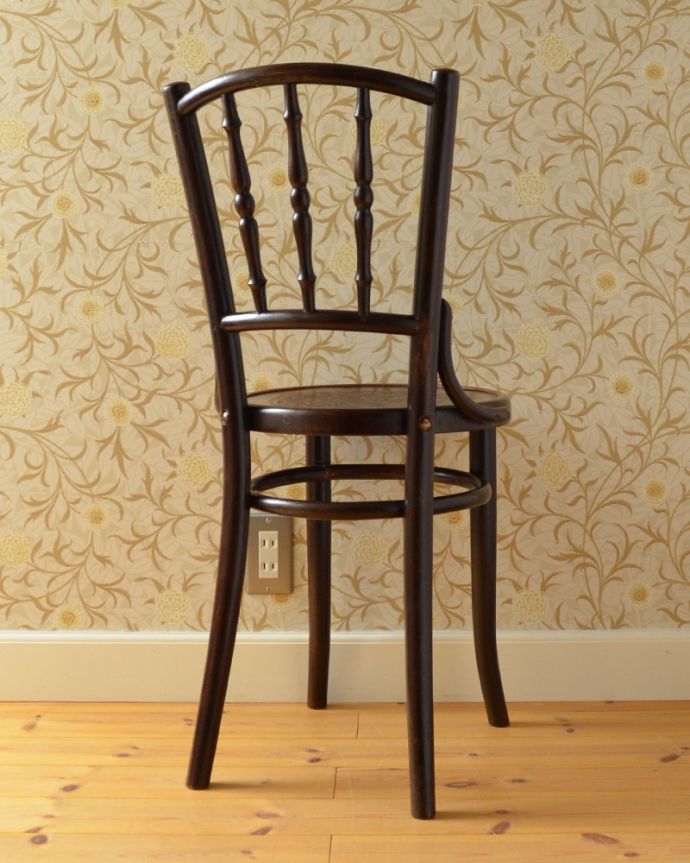 ベントウッドチェア　アンティーク チェア　伝統的なアンティークの英国椅子、背もたれがお洒落なベントウッドチェア（バンブー）。後ろ姿もキレイなのでとっても絵になります。(k-1224-c)